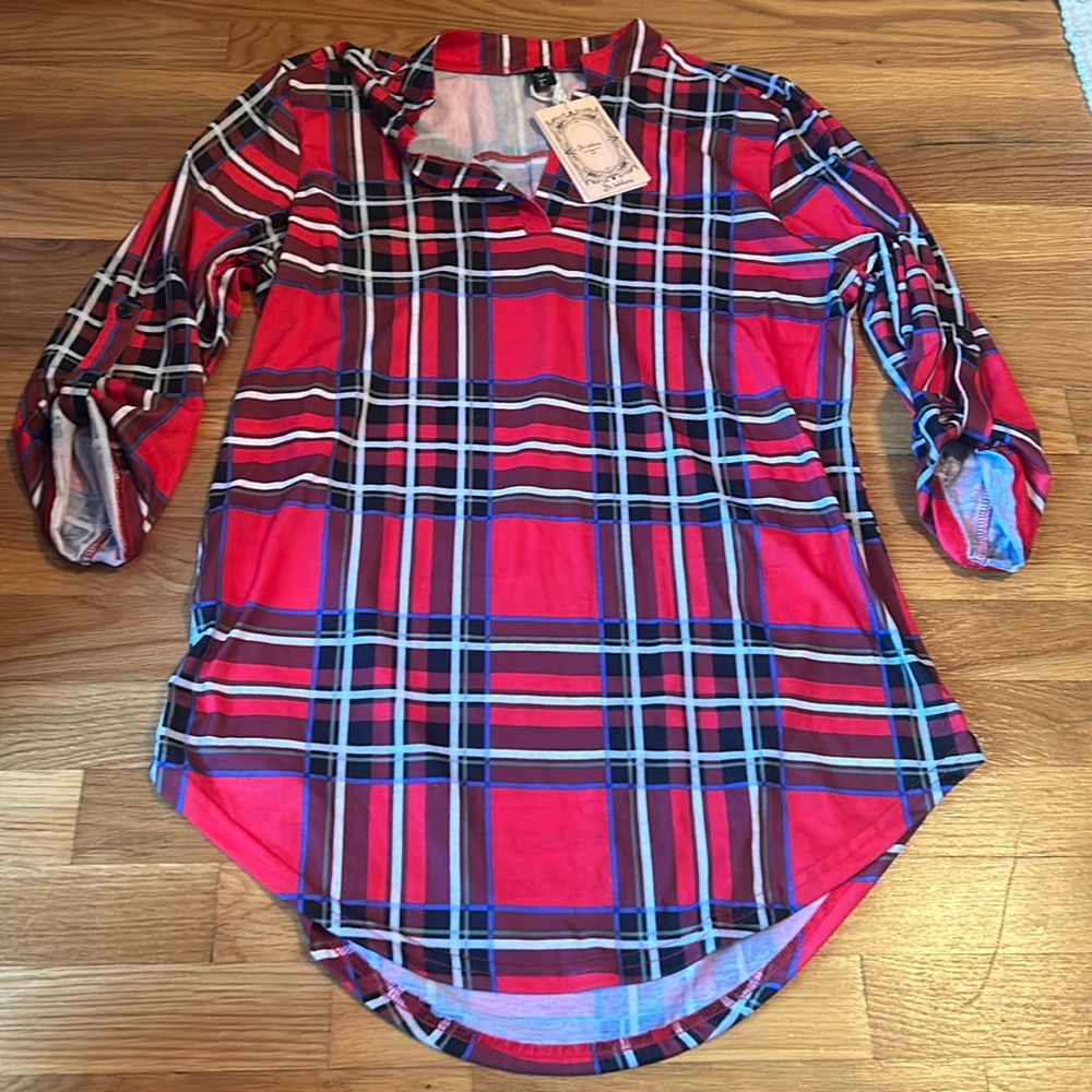 NWT womens top by St. Jubileens   Size Medium.